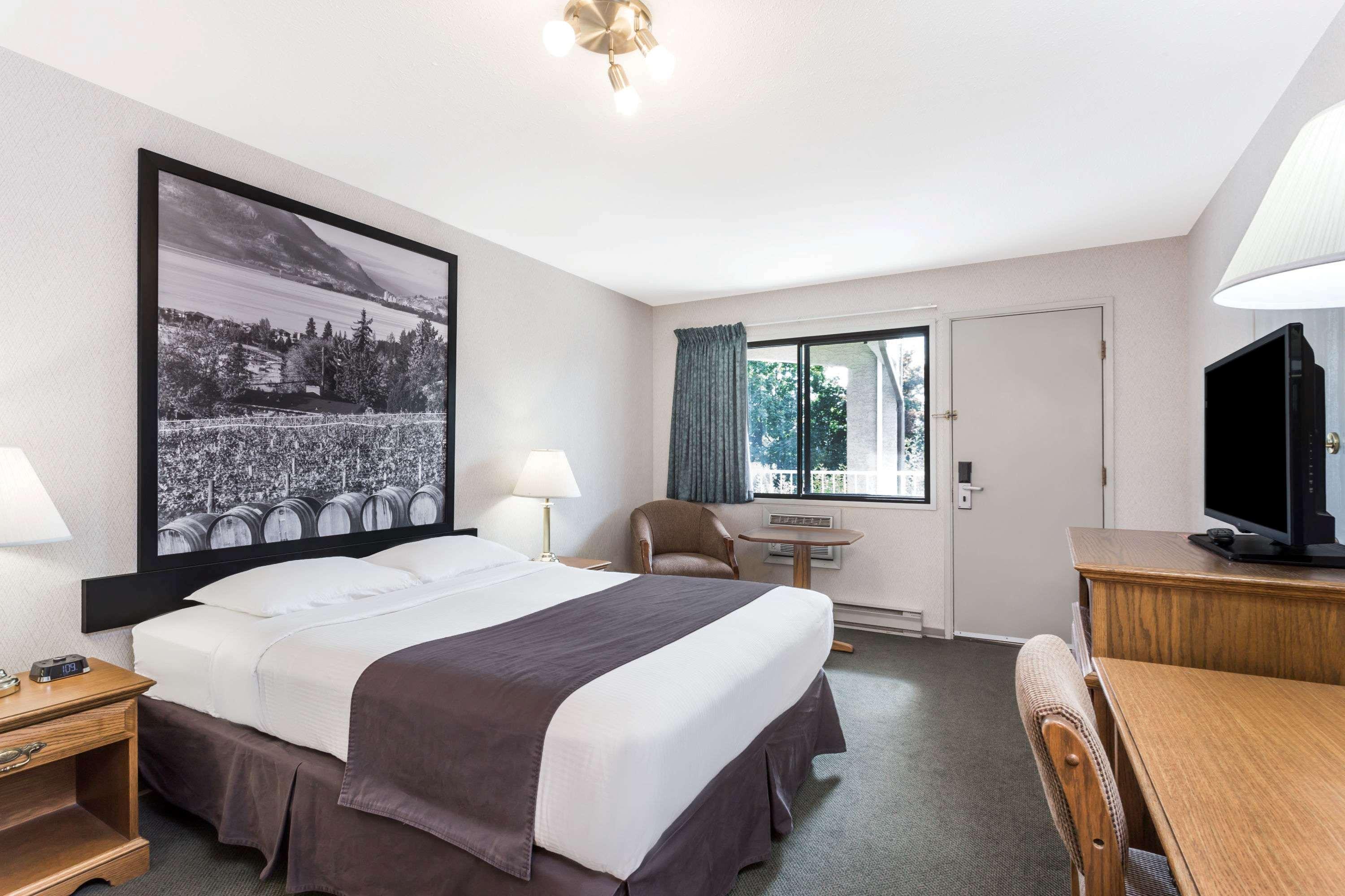 Super 8 By Wyndham Kelowna Bc Eksteriør billede