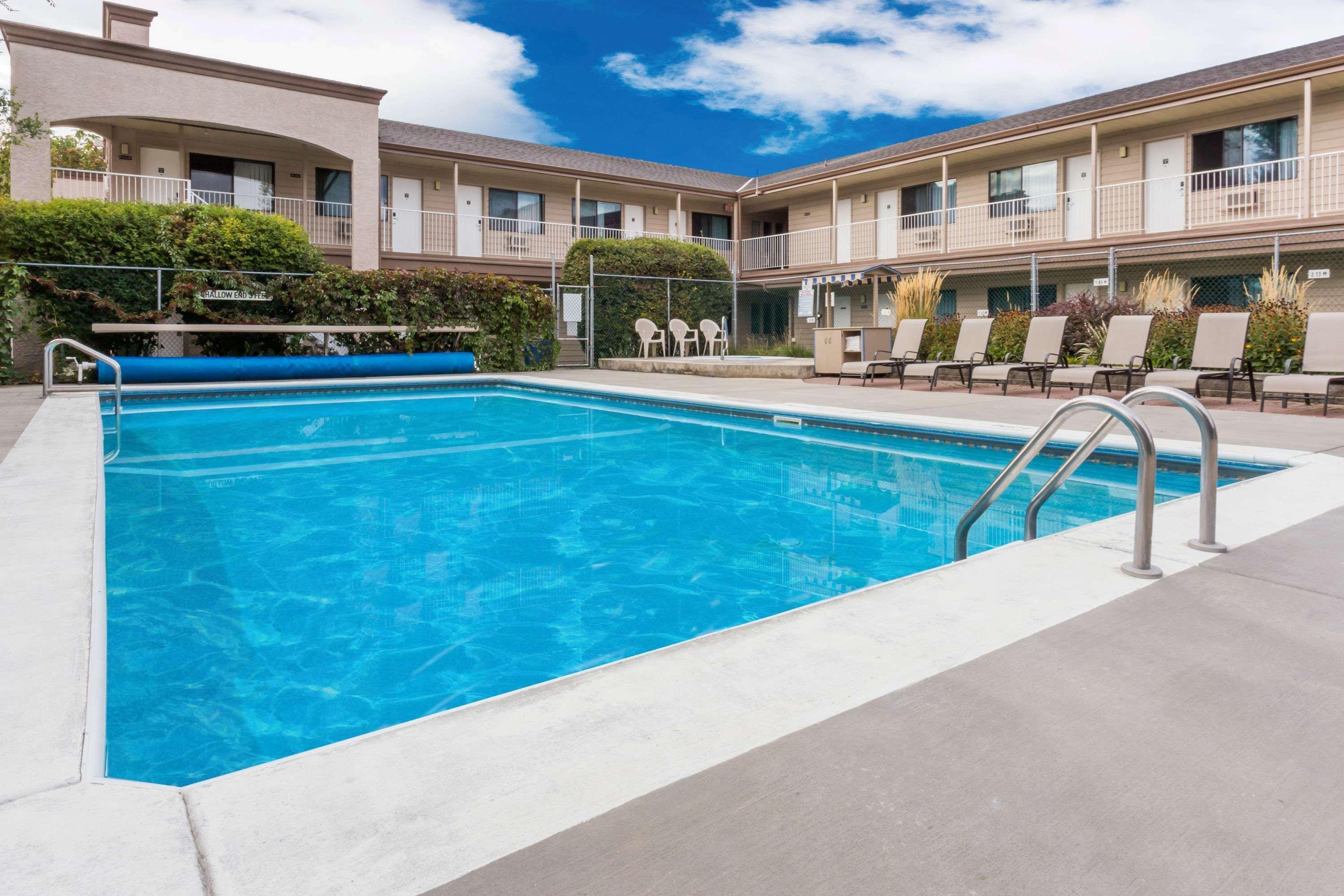 Super 8 By Wyndham Kelowna Bc Eksteriør billede