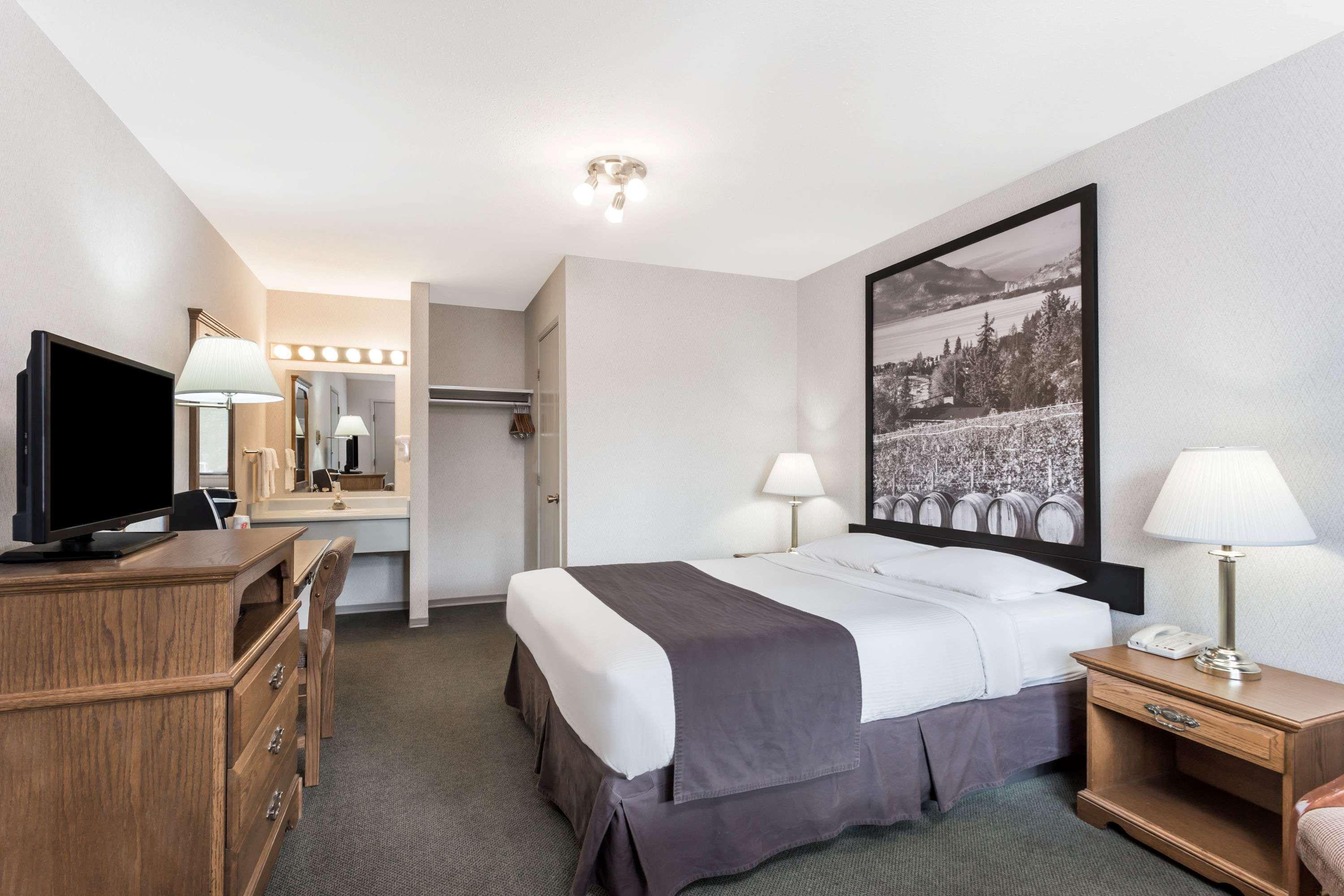 Super 8 By Wyndham Kelowna Bc Eksteriør billede
