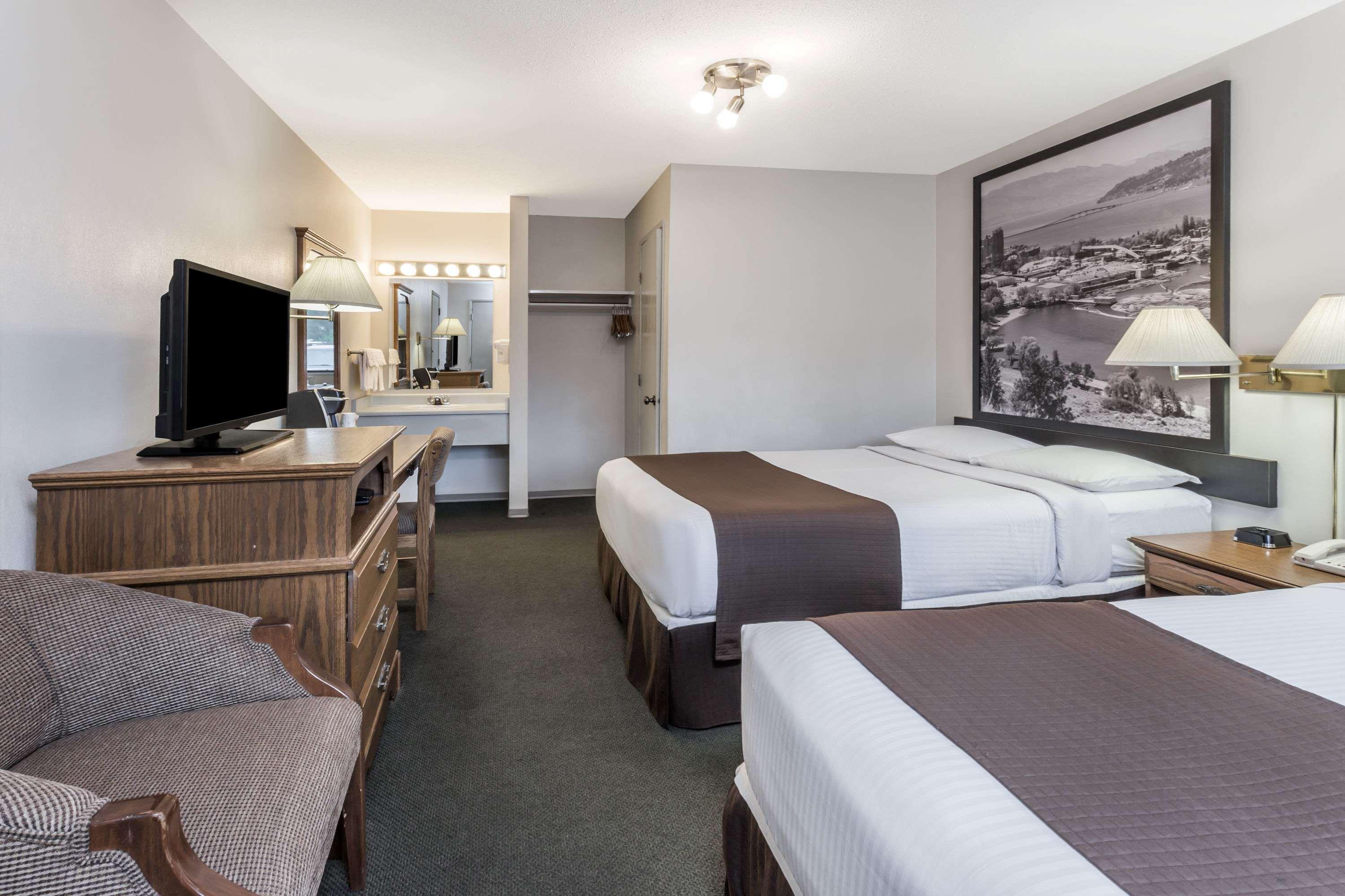 Super 8 By Wyndham Kelowna Bc Eksteriør billede