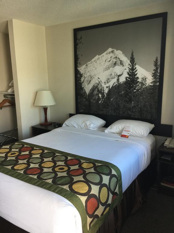 Super 8 By Wyndham Kelowna Bc Eksteriør billede