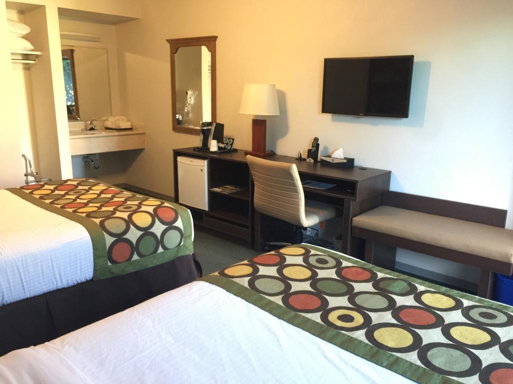 Super 8 By Wyndham Kelowna Bc Eksteriør billede