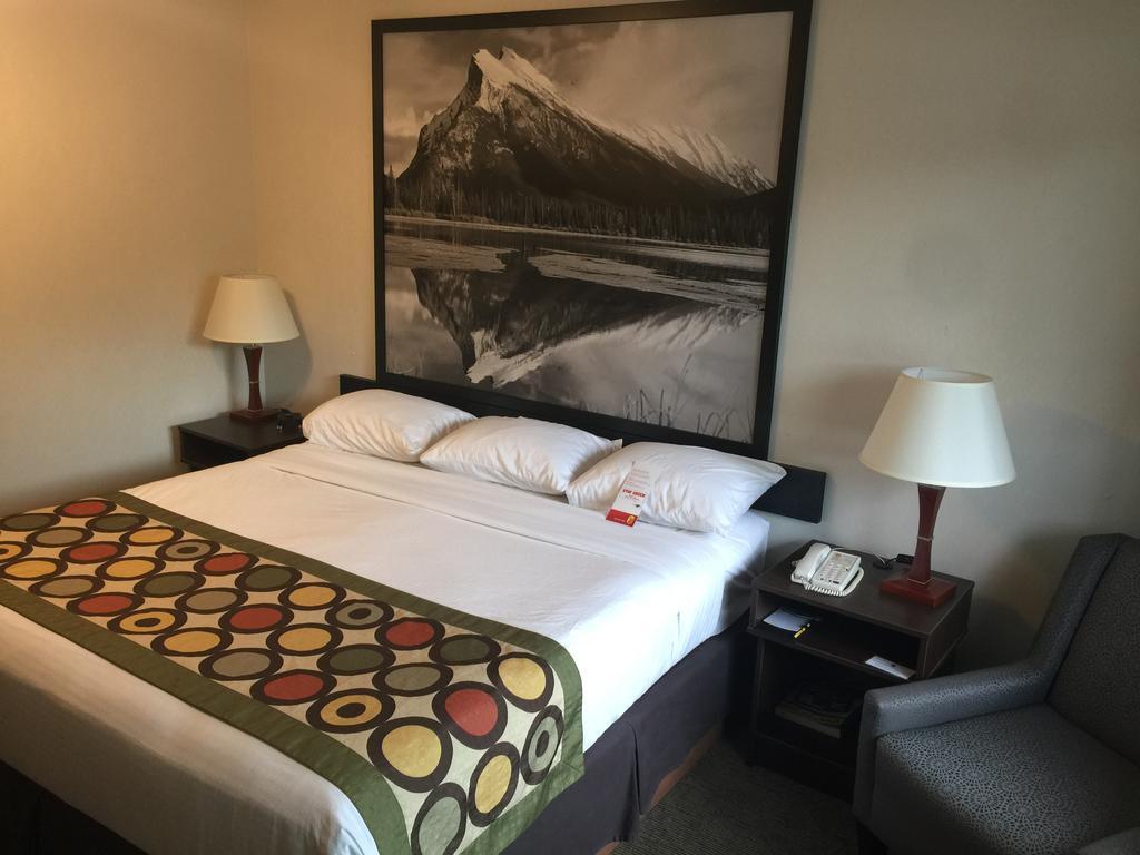 Super 8 By Wyndham Kelowna Bc Eksteriør billede