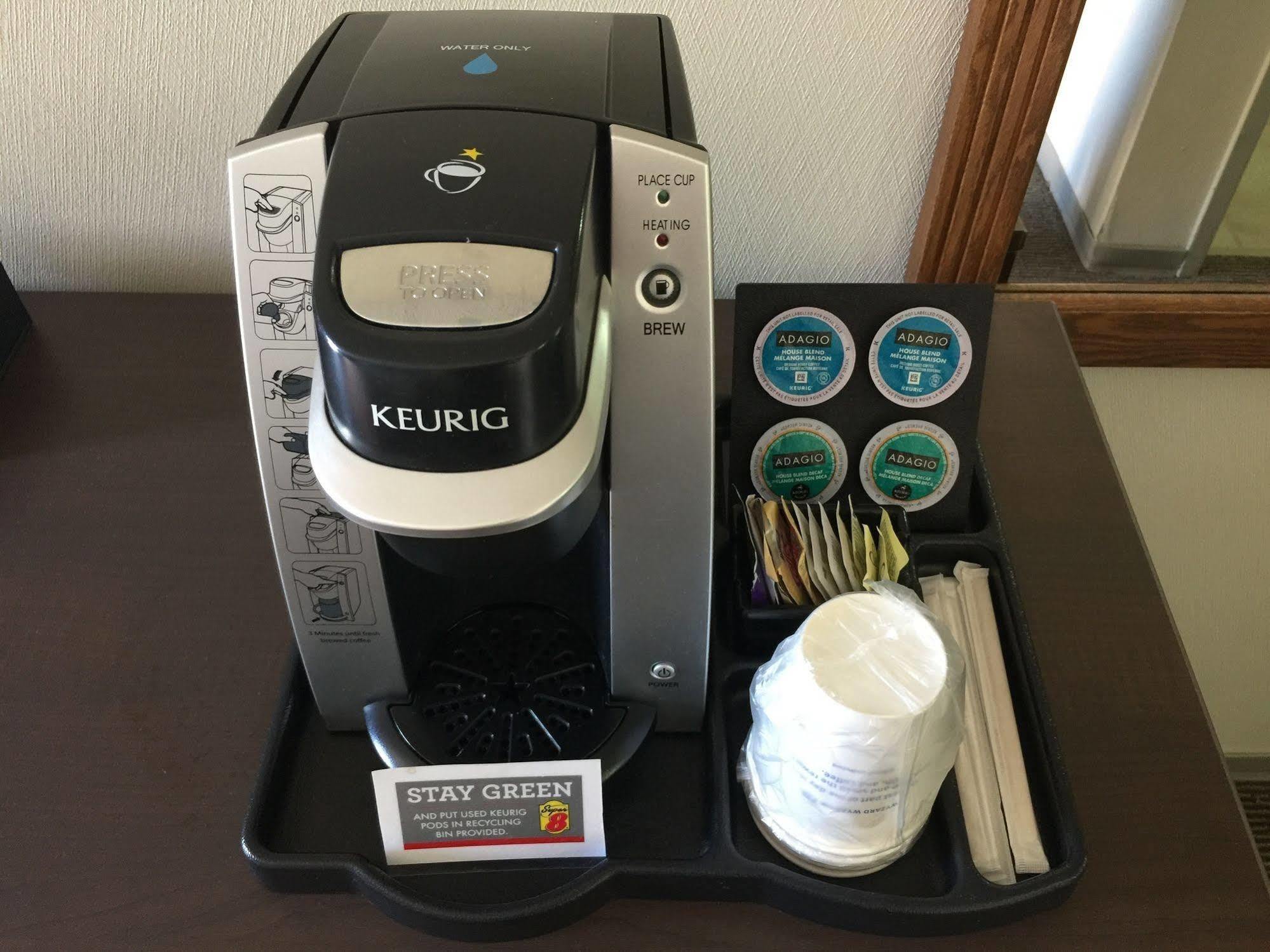 Super 8 By Wyndham Kelowna Bc Eksteriør billede