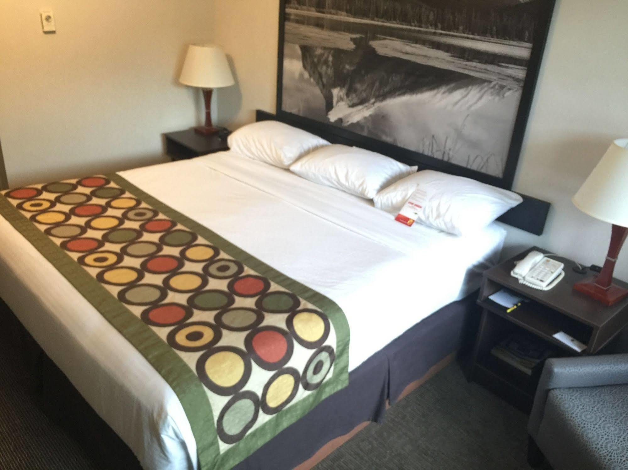 Super 8 By Wyndham Kelowna Bc Eksteriør billede