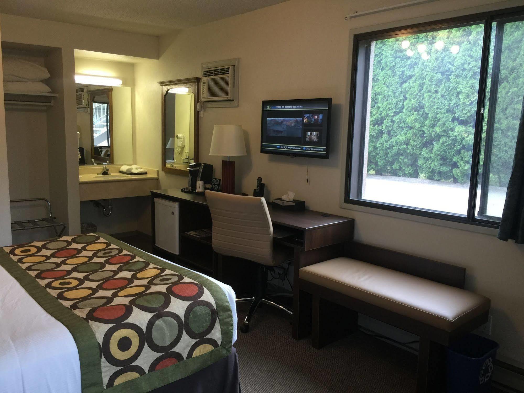 Super 8 By Wyndham Kelowna Bc Eksteriør billede