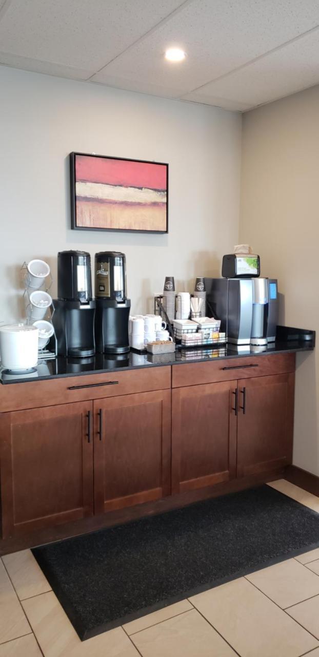 Super 8 By Wyndham Kelowna Bc Eksteriør billede